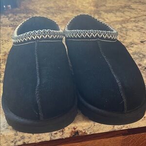 NWOT Black Slippers with with trim women’s size 8